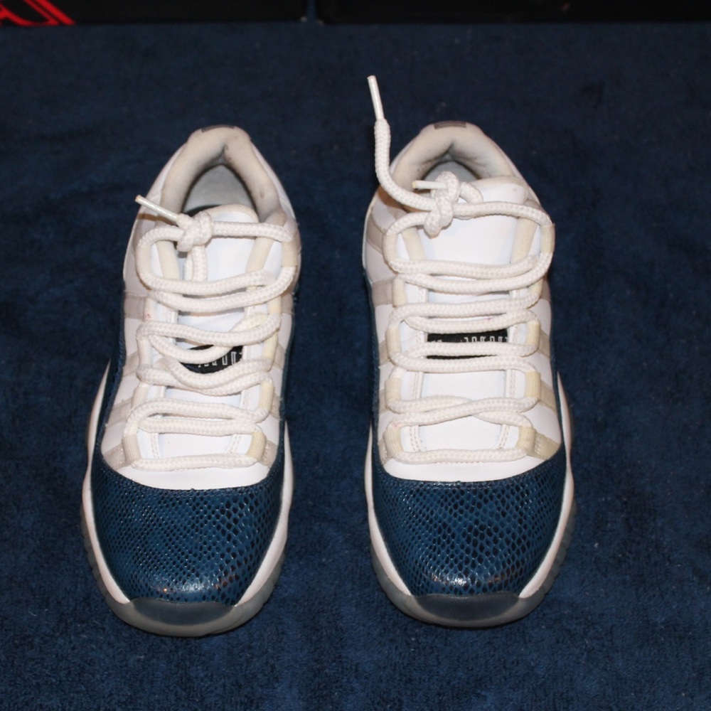 Air Jordan 11 lows